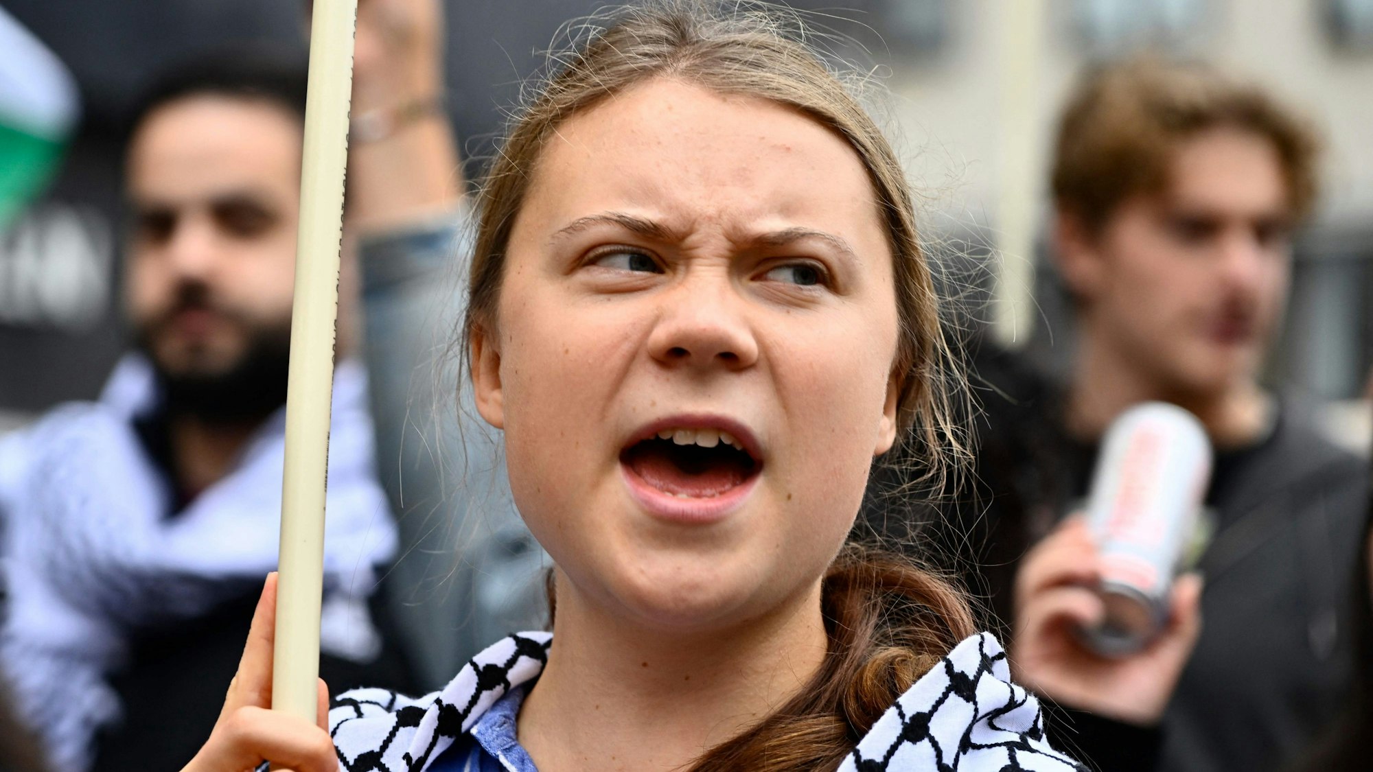 Greta Thunberg bei einer Demonstration in Stockholm. Die schwedische Aktivistin erhebt nach der Räumung eines Protestcamps in Dortmund schwere Vorwürfe gegen deutsche Behörden. (Archivbild)