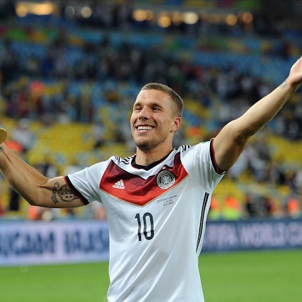 Lukas Podolski mit dem WM-Pokal nach dem Finale in Rio de Janeiro.