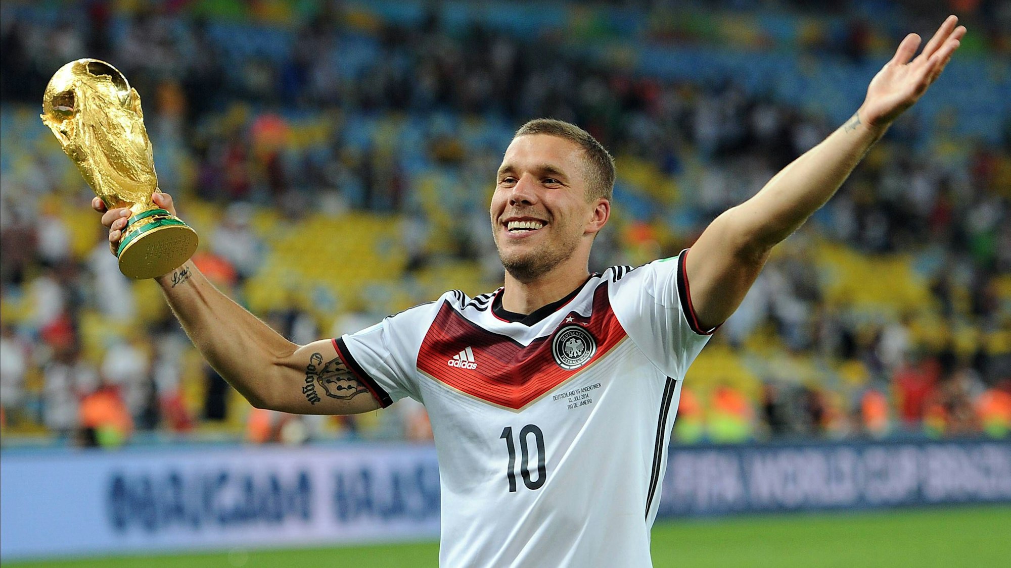 Lukas Podolski mit dem WM-Pokal nach dem Finale in Rio de Janeiro.