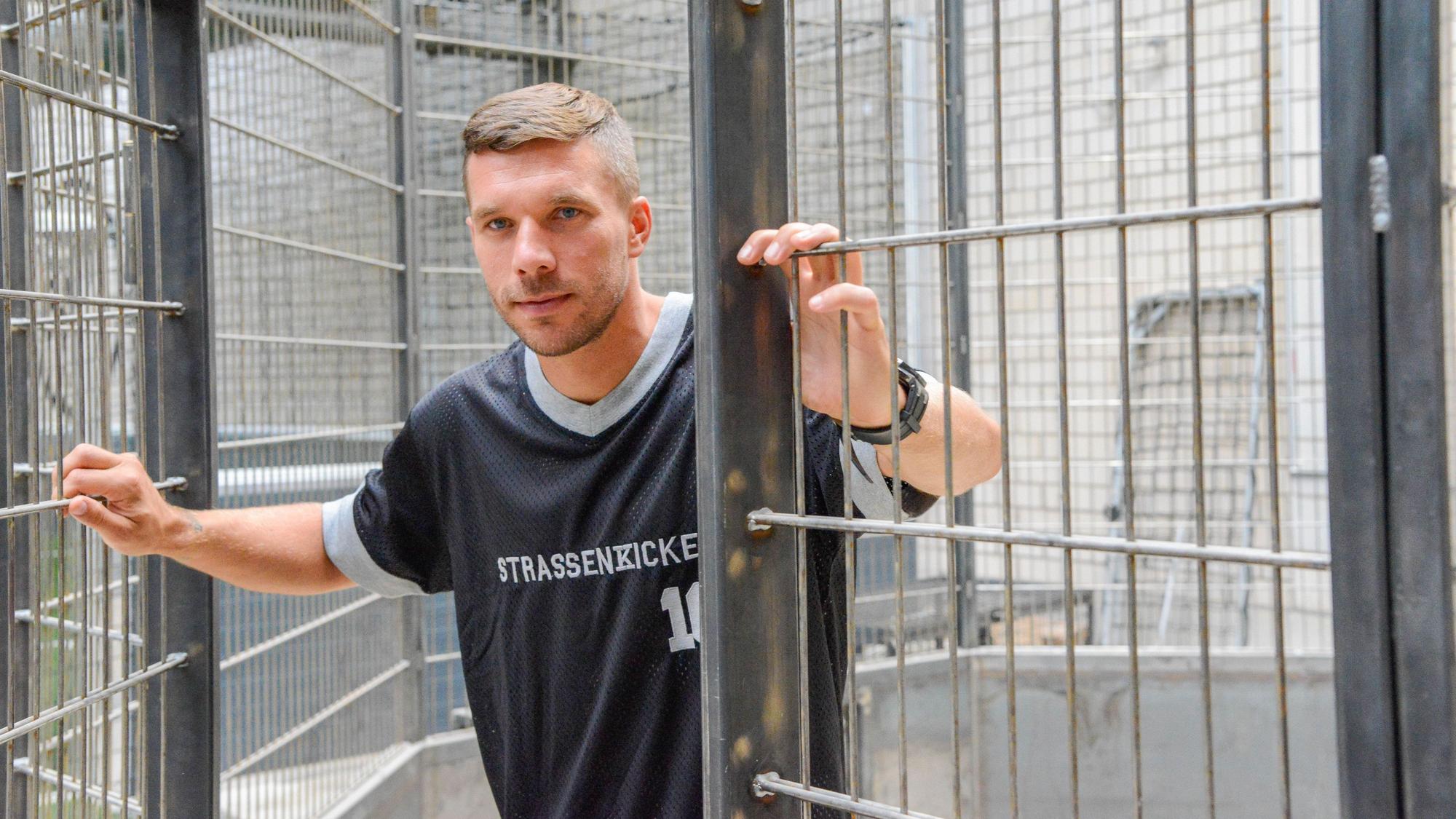 Lukas Podolski bei der Eröffnung seiner Strassenkicker Base im Carlswerk.
