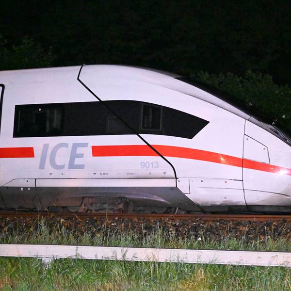 Ein ICE der Deutschen Bahn steht Mitten in der Nacht auf freier Strecke.