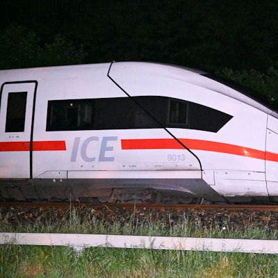 Ein ICE der Deutschen Bahn steht Mitten in der Nacht auf freier Strecke.