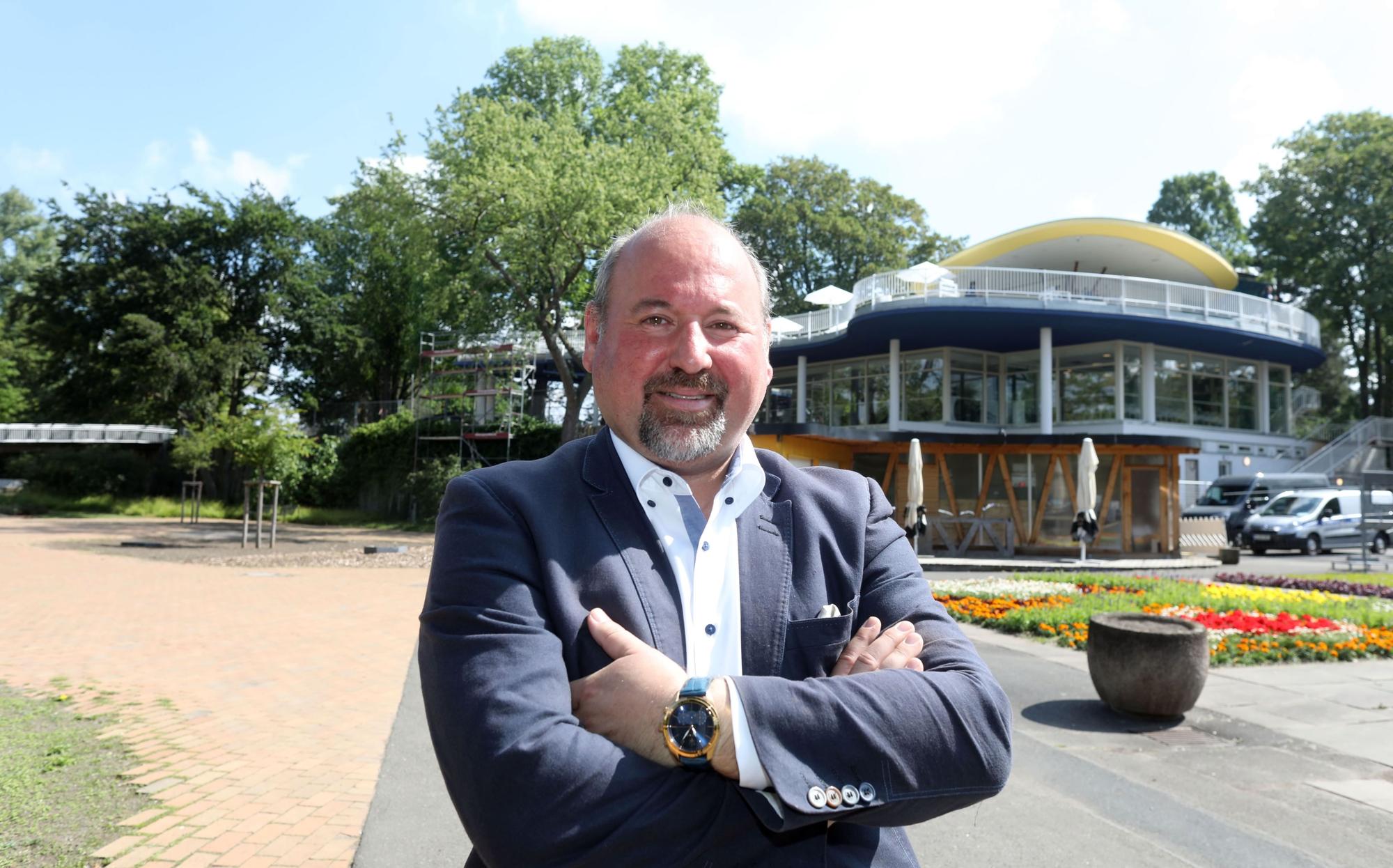 Robert Campione vor dem Rheinpark-Café, das er betreibt.