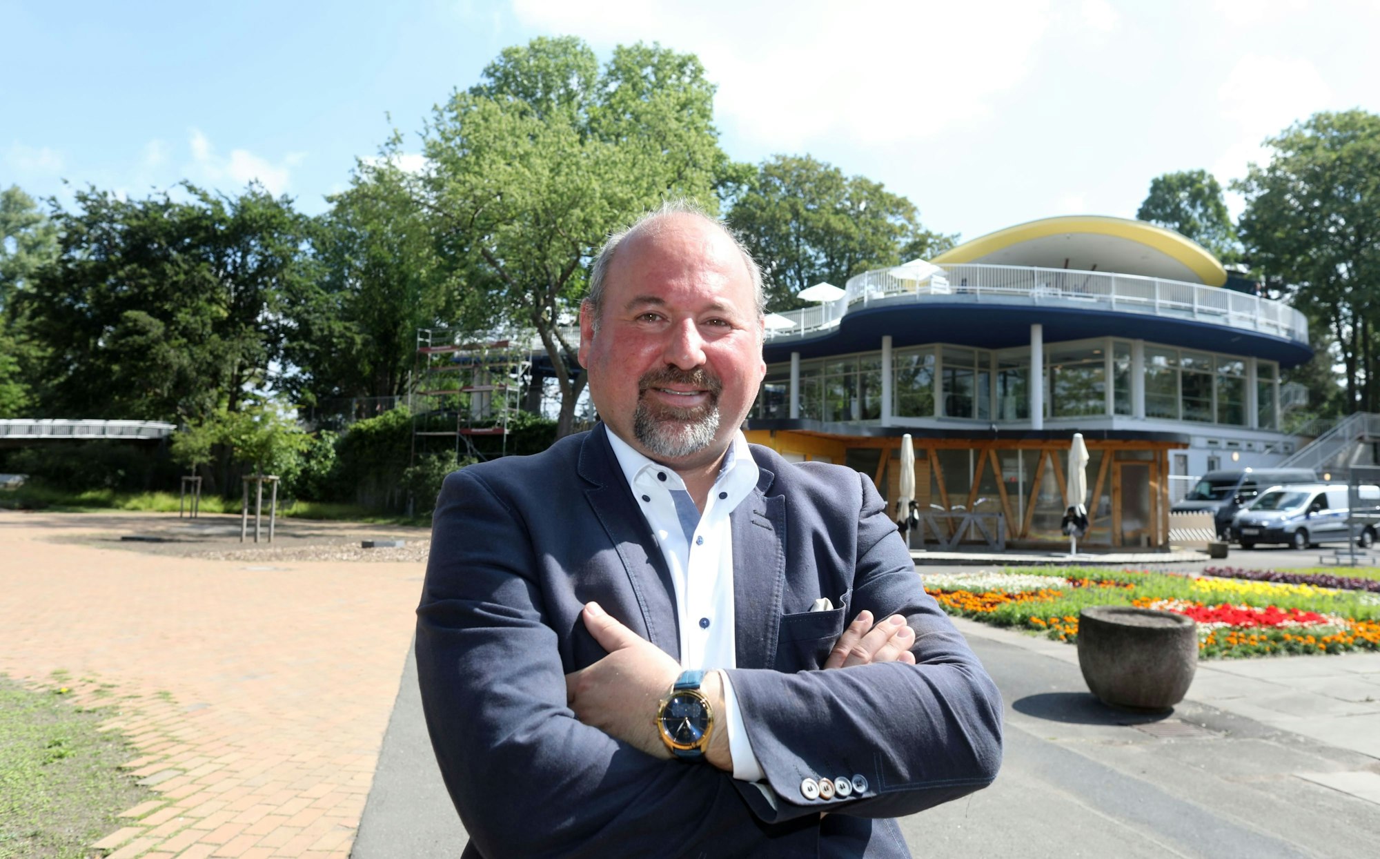 Robert Campione vor dem Rheinpark-Café, das er betreibt.