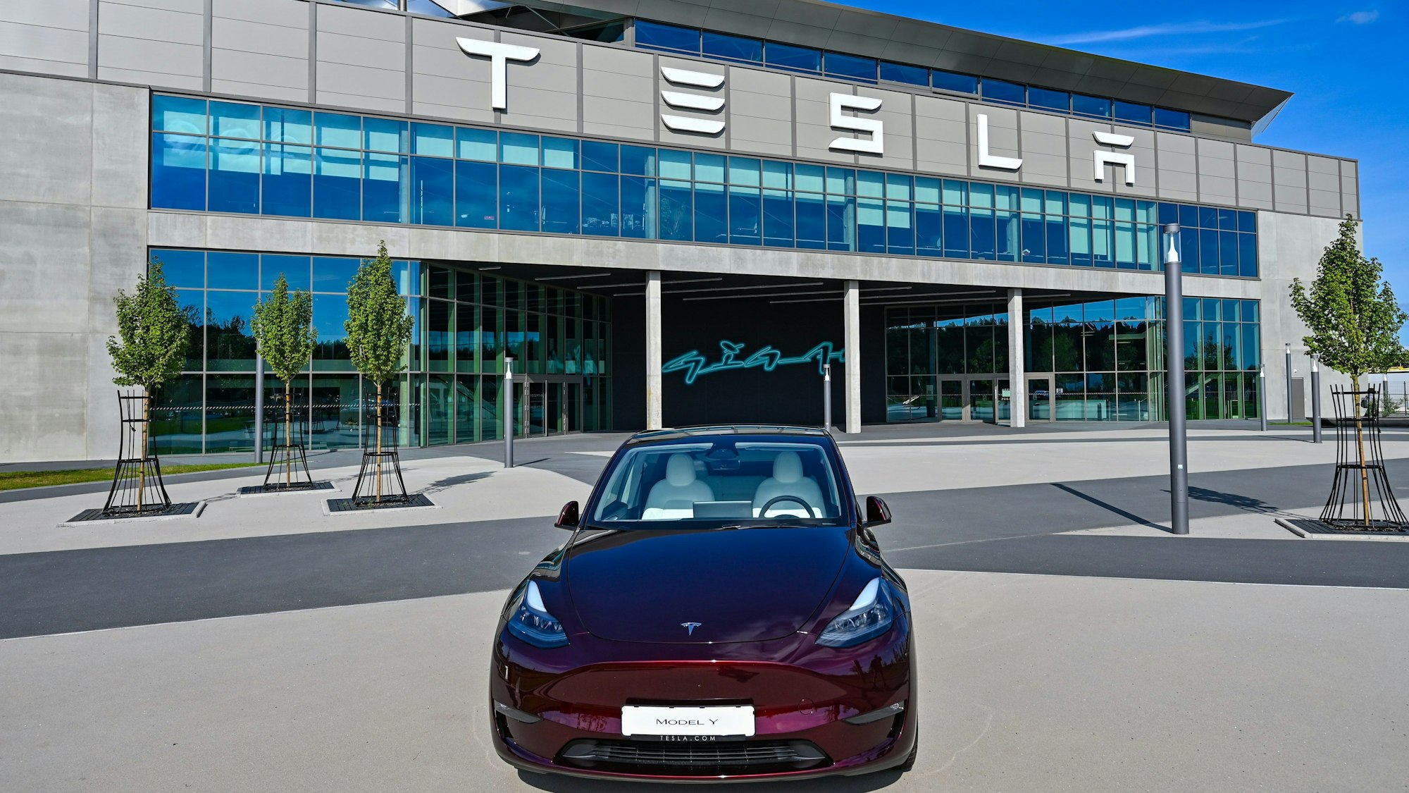 Ein Elektrofahrzeug vom Typ Teslas Model Y steht vor der Tesla-Gigafactory Berlin-Brandenburg.
