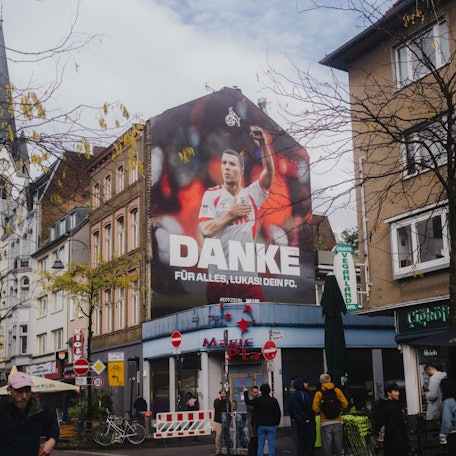 Hauswand in Ehrenfeld mit Gemälde von Lukas Podolski.