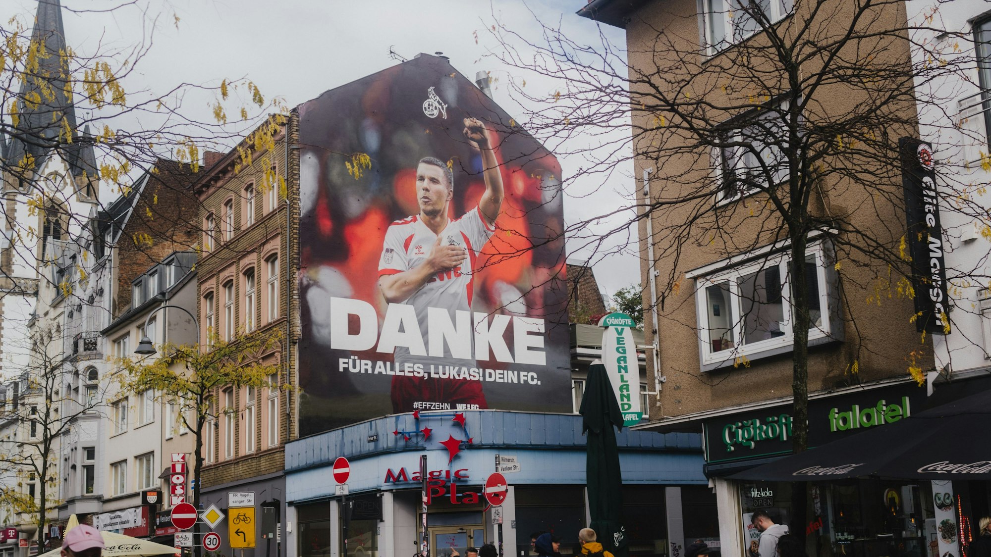 Hauswand in Ehrenfeld mit Gemälde von Lukas Podolski.