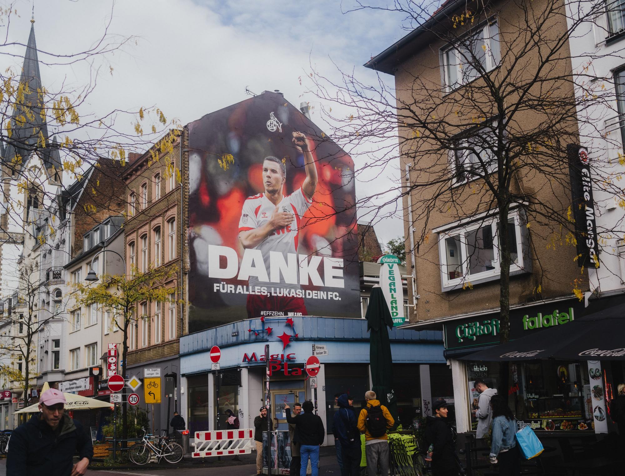 Dieses Gemälde mit Lukas Podolski an der Venloer Straße/Ecke Körnerstraße wird nun in den nächsten Wochen zu bewundern sein.