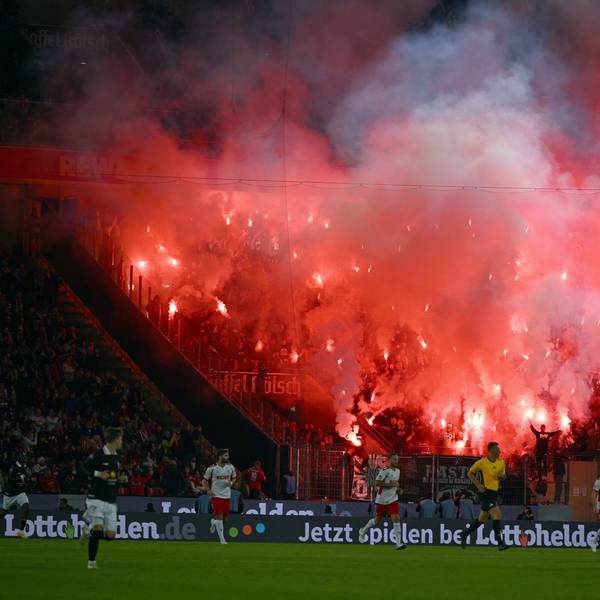 Polnische Fans zünden Pyrotechnik im Rhein-Energie-Stadion beim Abschiedsspiel von Lukas Podolski am 10. Oktober 2024.