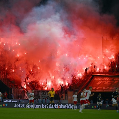 Polnische Fans zünden Pyrotechnik im Rhein-Energie-Stadion beim Abschiedsspiel von Lukas Podolski am 10. Oktober 2024.