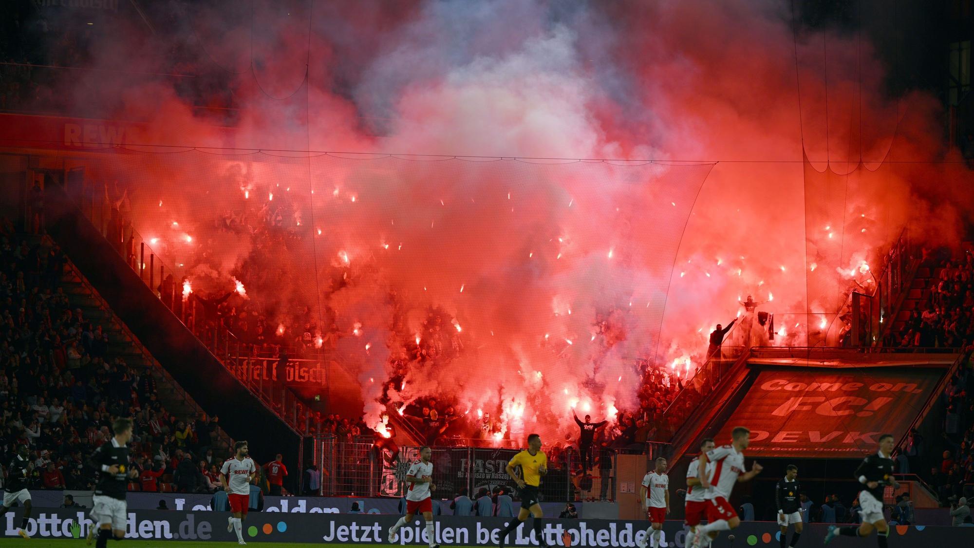 10.10.2024, Nordrhein-Westfalen, Köln: Fußball: Abschiedsspiel von Lukas Podolski beim 1. FC Köln, Polnische Fans zünden Pyrotechnik. Foto: Federico Gambarini/dpa +++ dpa-Bildfunk +++
