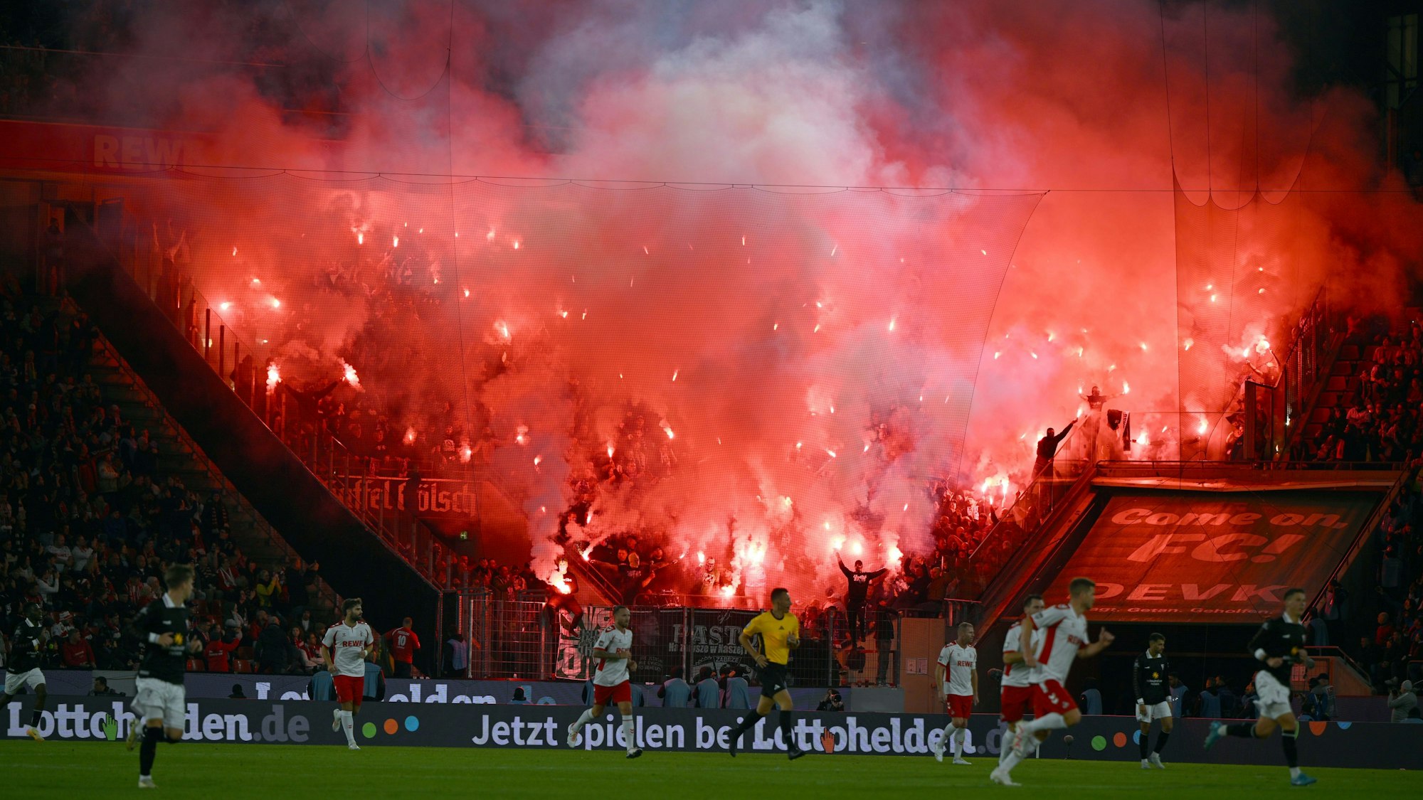 Polnische Fans zünden Pyrotechnik im Rhein-Energie-Stadion beim Abschiedsspiel von Lukas Podolski am 10. Oktober 2024.