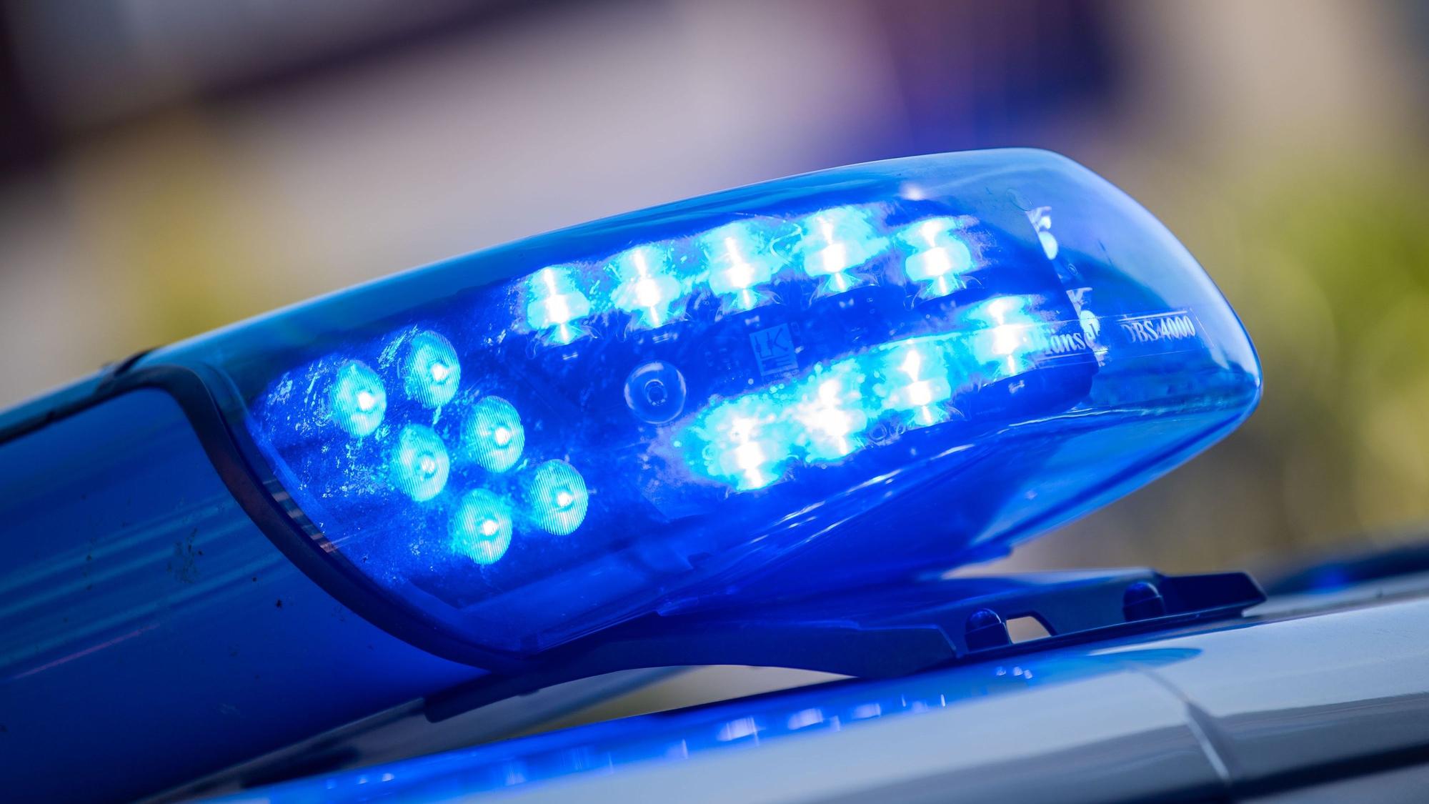 Polnische Fußballfans haben in Köln Polizisten angegriffen (Blaulicht-Symbolbild).