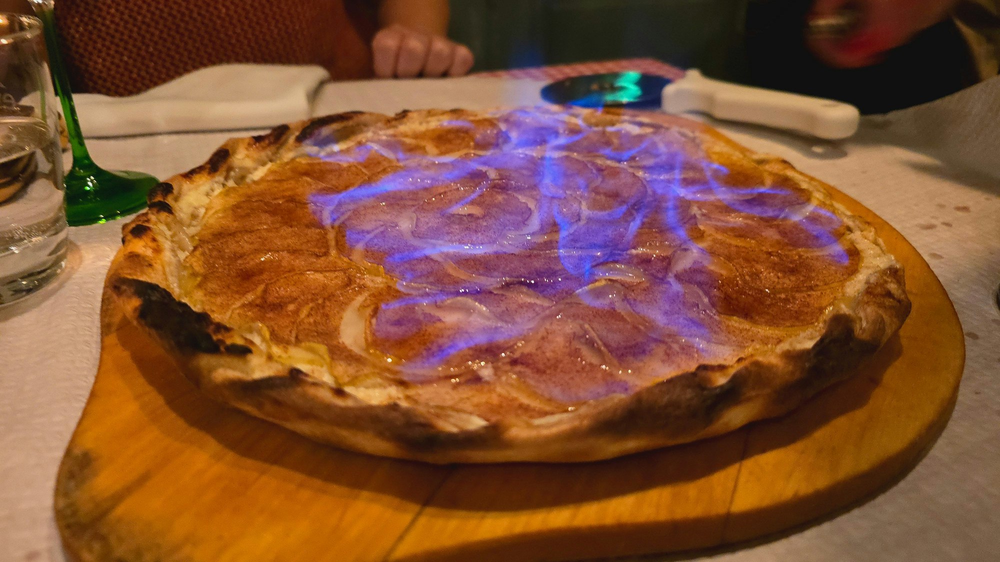 Süßer Flammkuchen mit Äpfeln wird auf Wunsch flambiert.