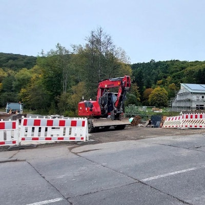 Ein Bagger steht am Bahnübergang in Kall-Urft.