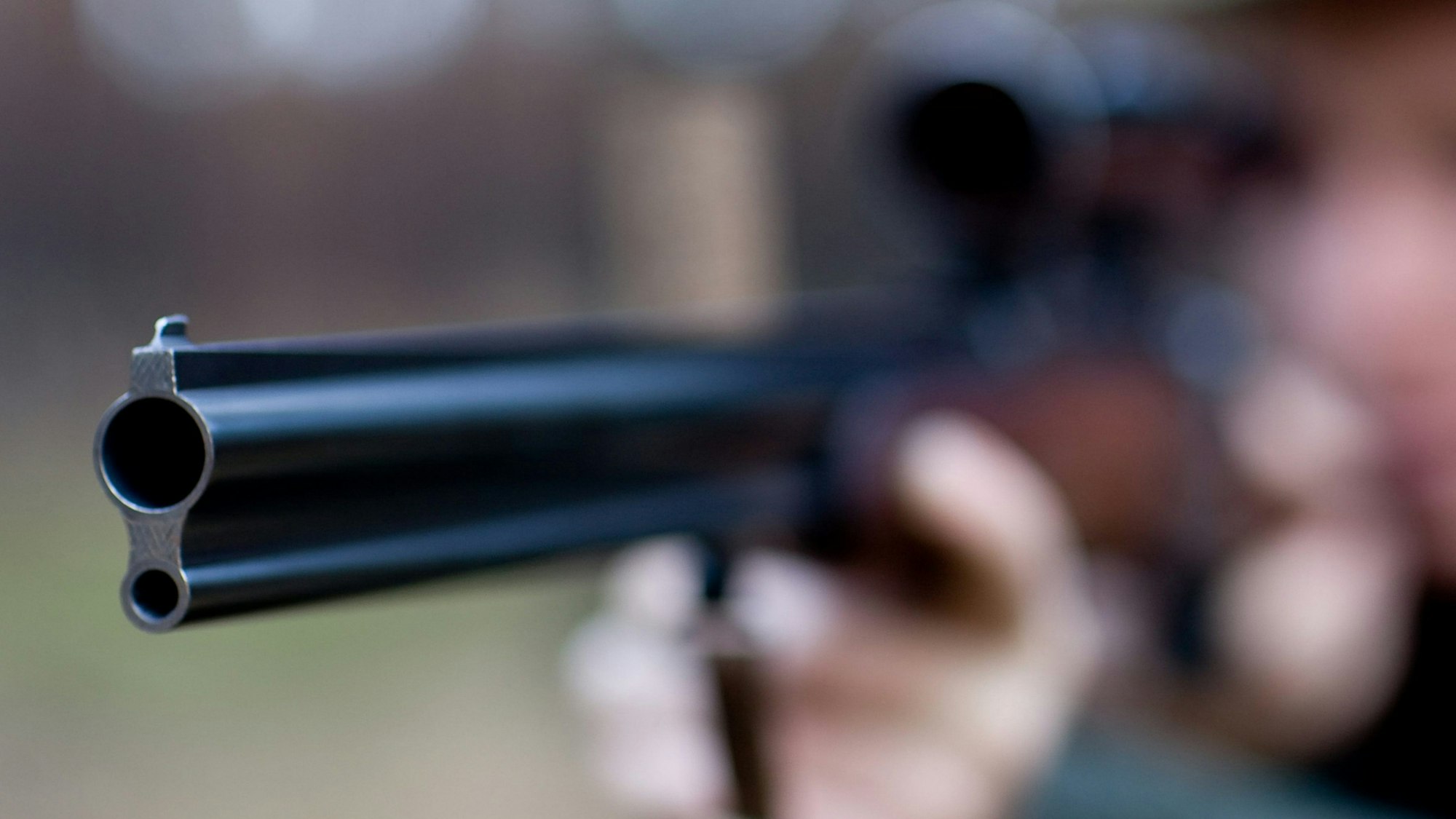 Ein Mann zielt mit seinem Jagdgewehr.