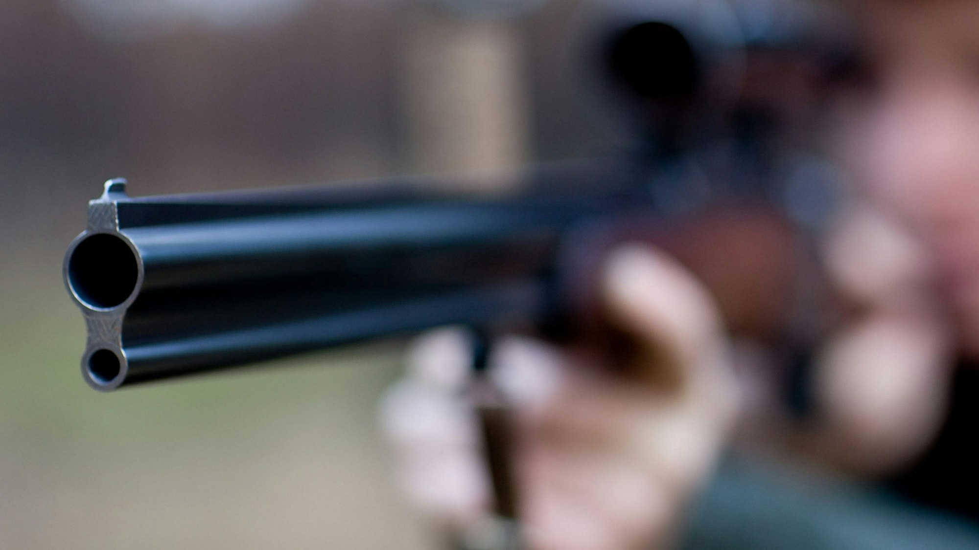 Ein Mann zielt mit seinem Jagdgewehr.