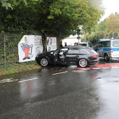 Der Audi kollidierte mit einem Zaun, anschließend flüchteten die Fahrzeuginsassen in unbekannte Richtung.