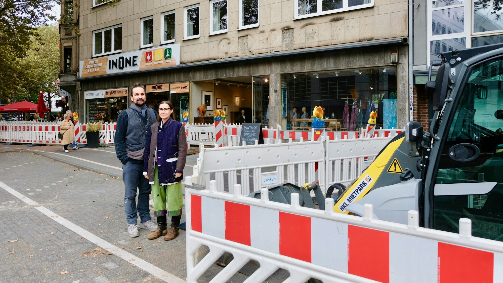 Christian Altengarten und Aneta Jaromin neben der Baustelle vor ihrem Geschäft „Rarehouse“ an der Hahnenstraße