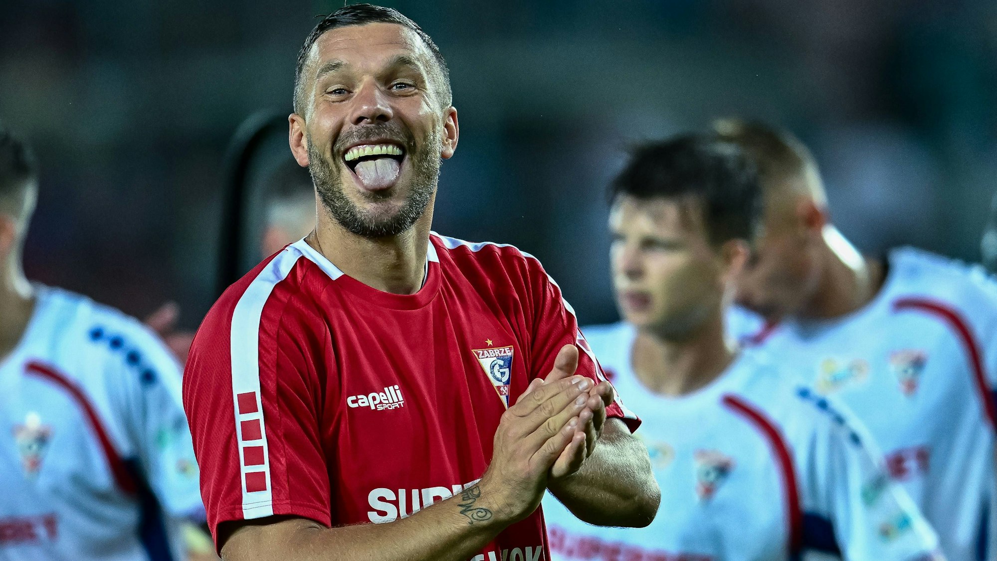 Mit Lukas Podolski gewann Gornik Zarbze das Derby gegen Piast Gliwice mit 1:0. Auf dem Platz sah der Ex-Kölner für eine harte Grätsche von hinten nur Gelb.