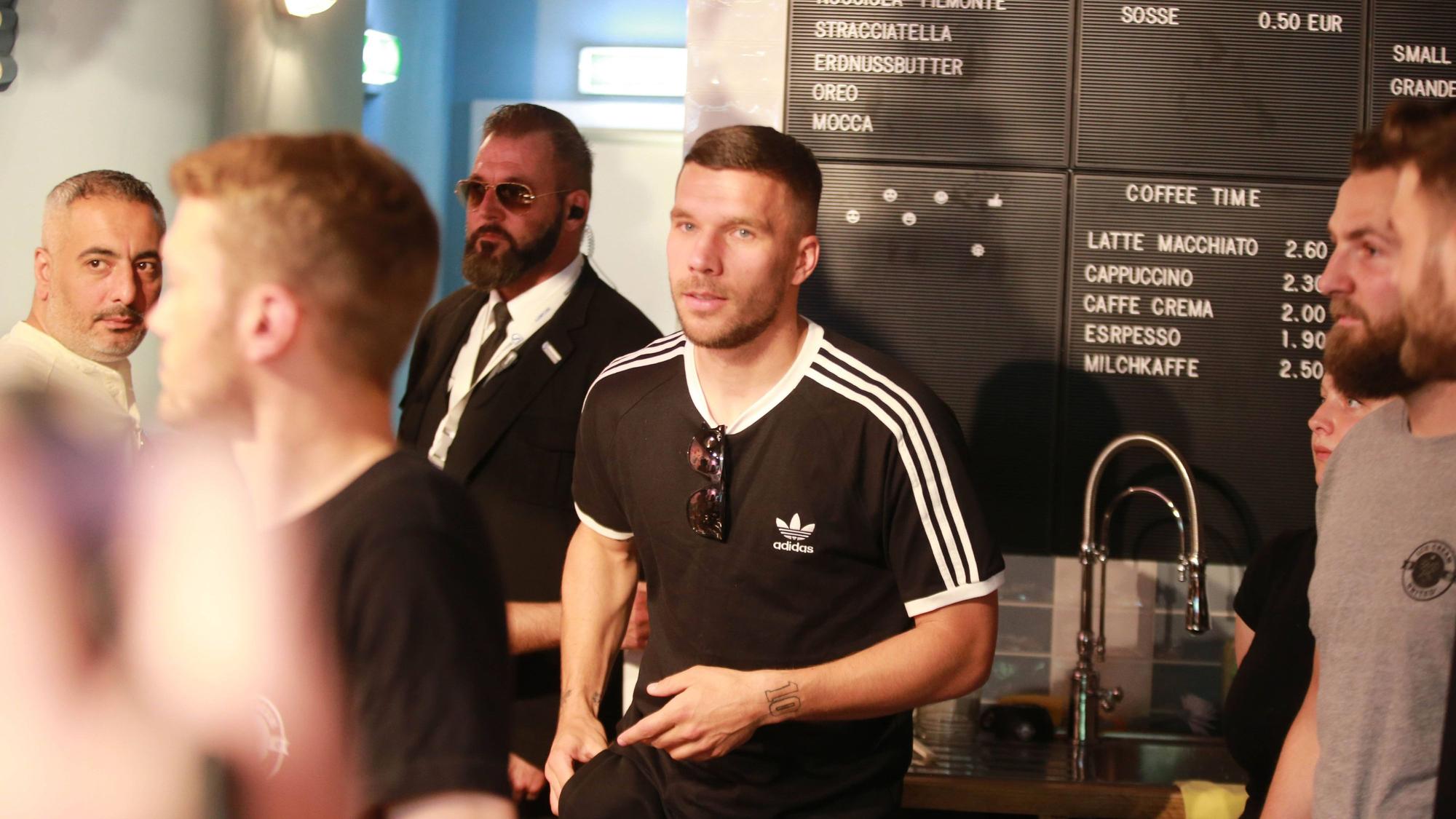 Lukas Podolski bei der Eröffnung seines zweiten Eisladens in Köln am Heumarkt.