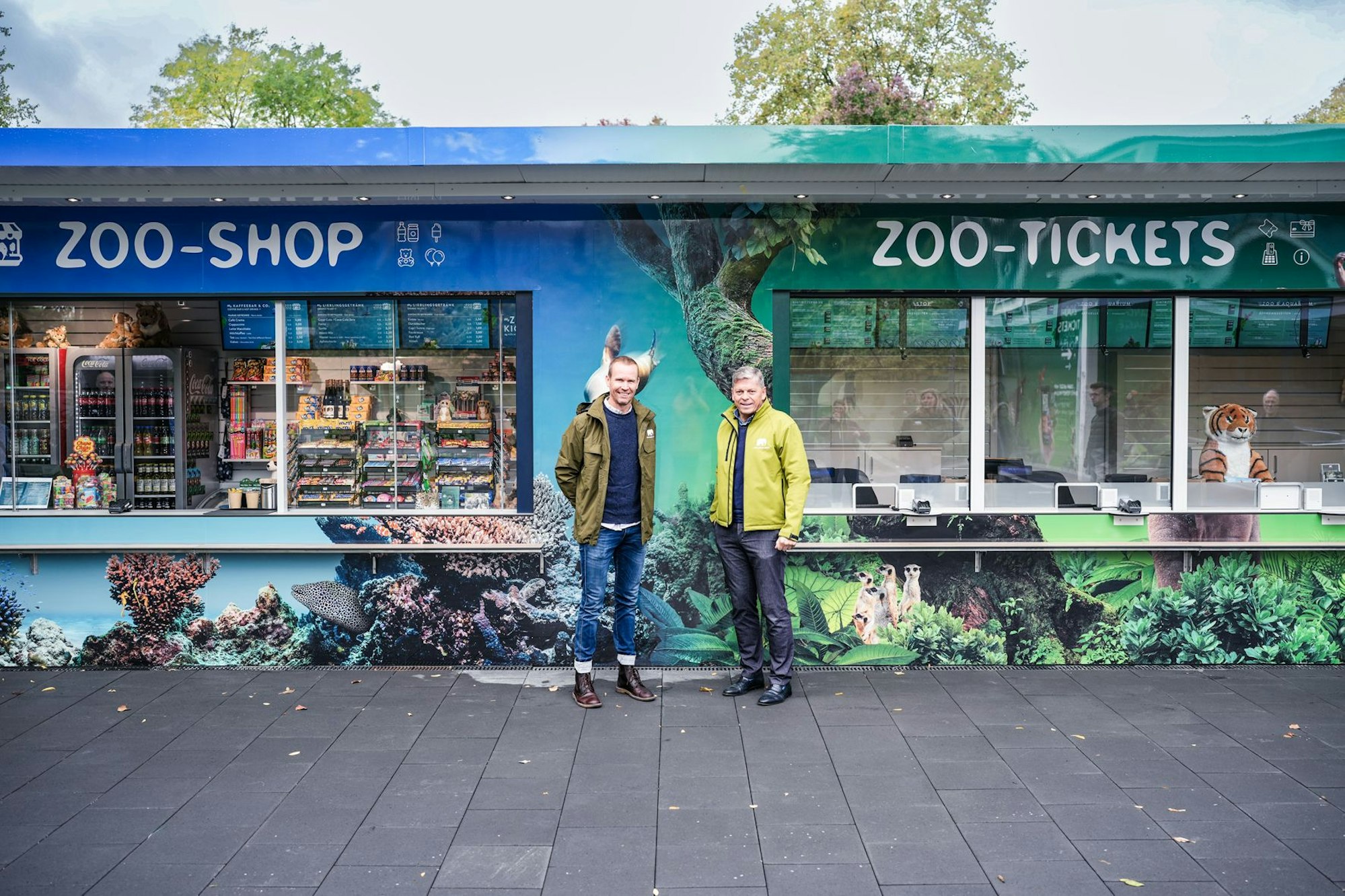 Beide stehen vor dem neuen Kiosk- und Kassengebäude.