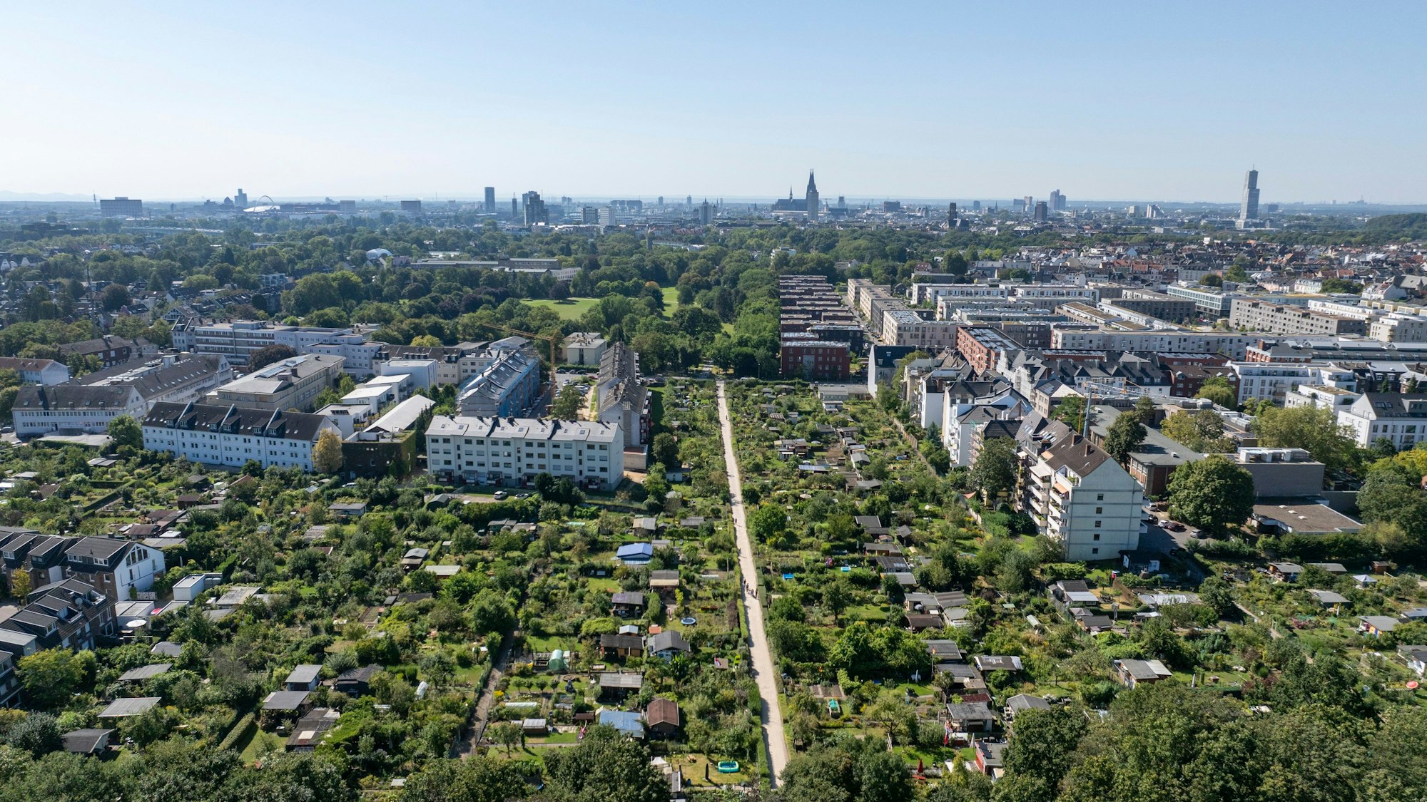 28.08.2024, Köln: Die Kleingartenanlage "Hoffnung e.V." liegt im Nordpark. Xantener Straße in Nippes. Wohnungen, Wohnungsmarkt, Mieten, Mietpreise, Immobilien in Köln. Foto: Uwe Weiser