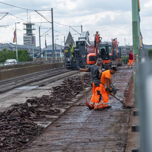 04.07.2022, Köln: Die Bauarbeiten auf der Deutzer Brücke haben begonnen.
Die Deutzer Brücke wird ab dem 4. Juli bis zum 5. August in Fahrtrichtung Innenstadt für den Autoverkehr gesperrt. Straßenbelag und Abdichtungen auf der nördlichen Seite der Brücke werden erneuert.
Foto: Uwe Weiser