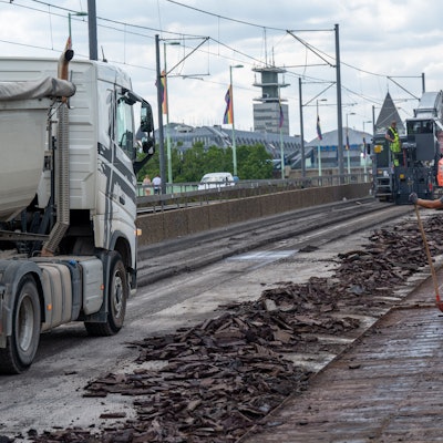 04.07.2022, Köln: Die Bauarbeiten auf der Deutzer Brücke haben begonnen. 
Die Deutzer Brücke wird ab dem 4. Juli bis zum 5. August in Fahrtrichtung Innenstadt für den Autoverkehr gesperrt. Straßenbelag und Abdichtungen auf der nördlichen Seite der Brücke werden erneuert. 
Foto: Uwe Weiser