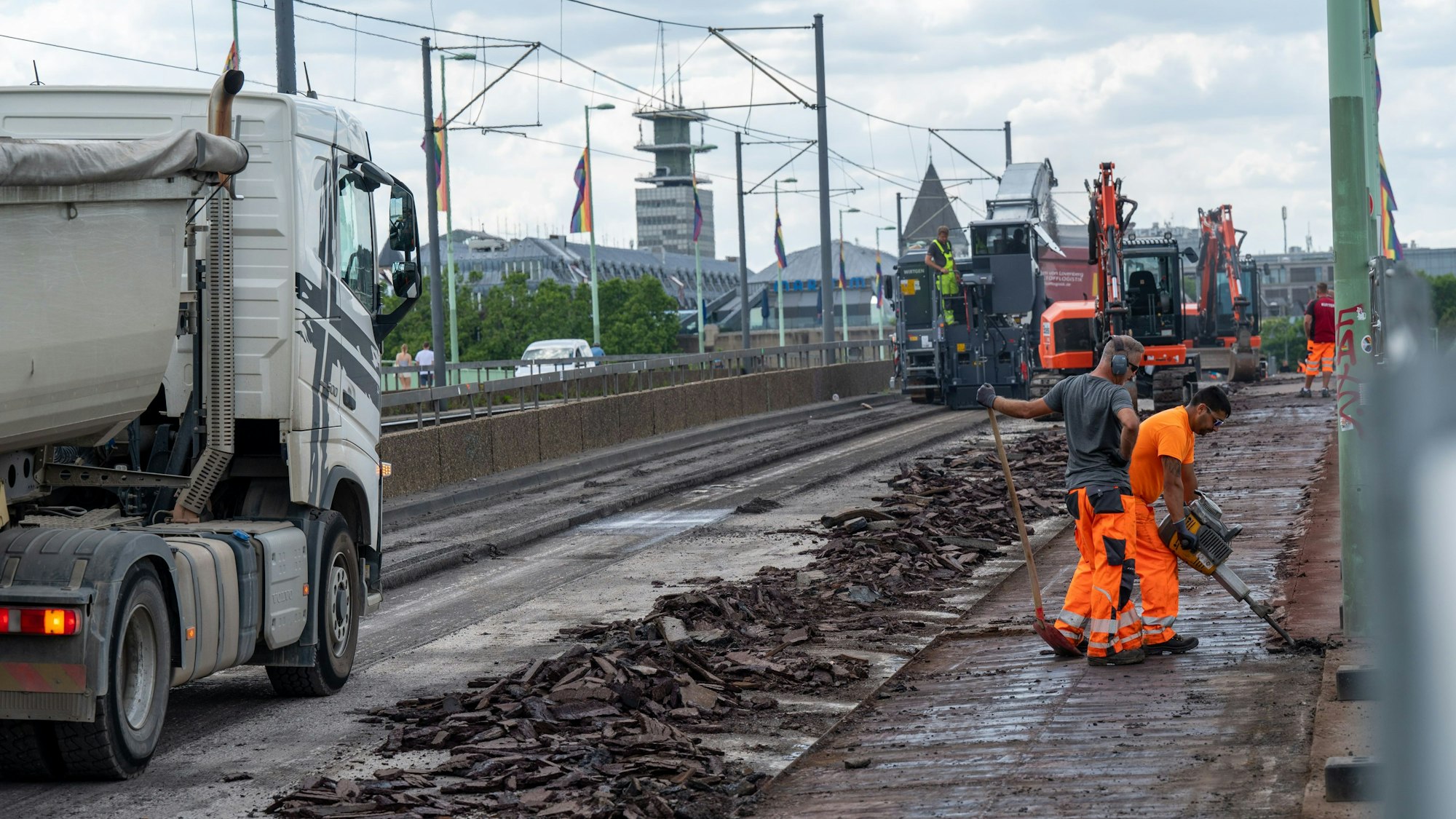 04.07.2022, Köln: Die Bauarbeiten auf der Deutzer Brücke haben begonnen.
Die Deutzer Brücke wird ab dem 4. Juli bis zum 5. August in Fahrtrichtung Innenstadt für den Autoverkehr gesperrt. Straßenbelag und Abdichtungen auf der nördlichen Seite der Brücke werden erneuert.
Foto: Uwe Weiser
