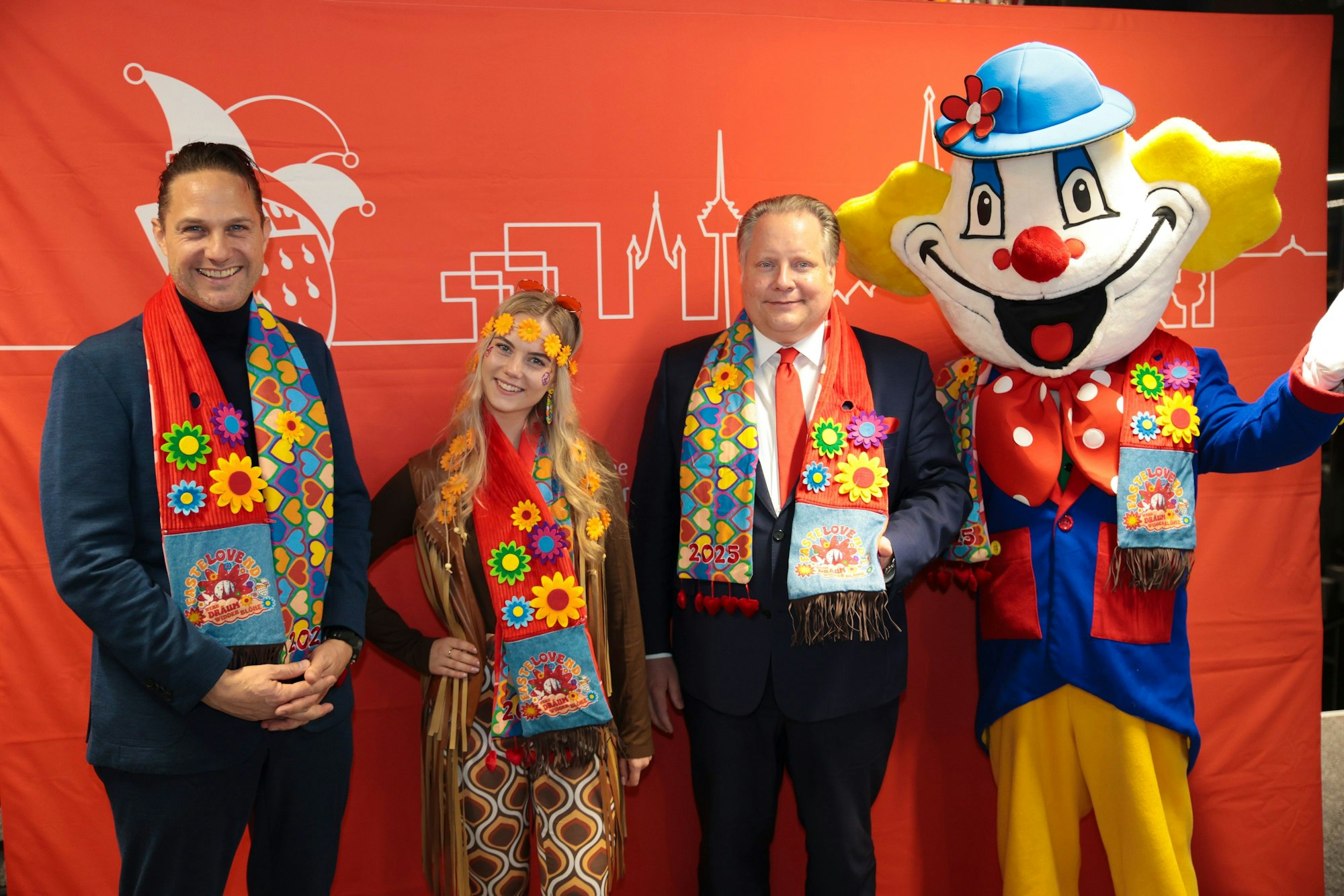 Alexander Berg und Lutz Schade mit dem Mottoschal.