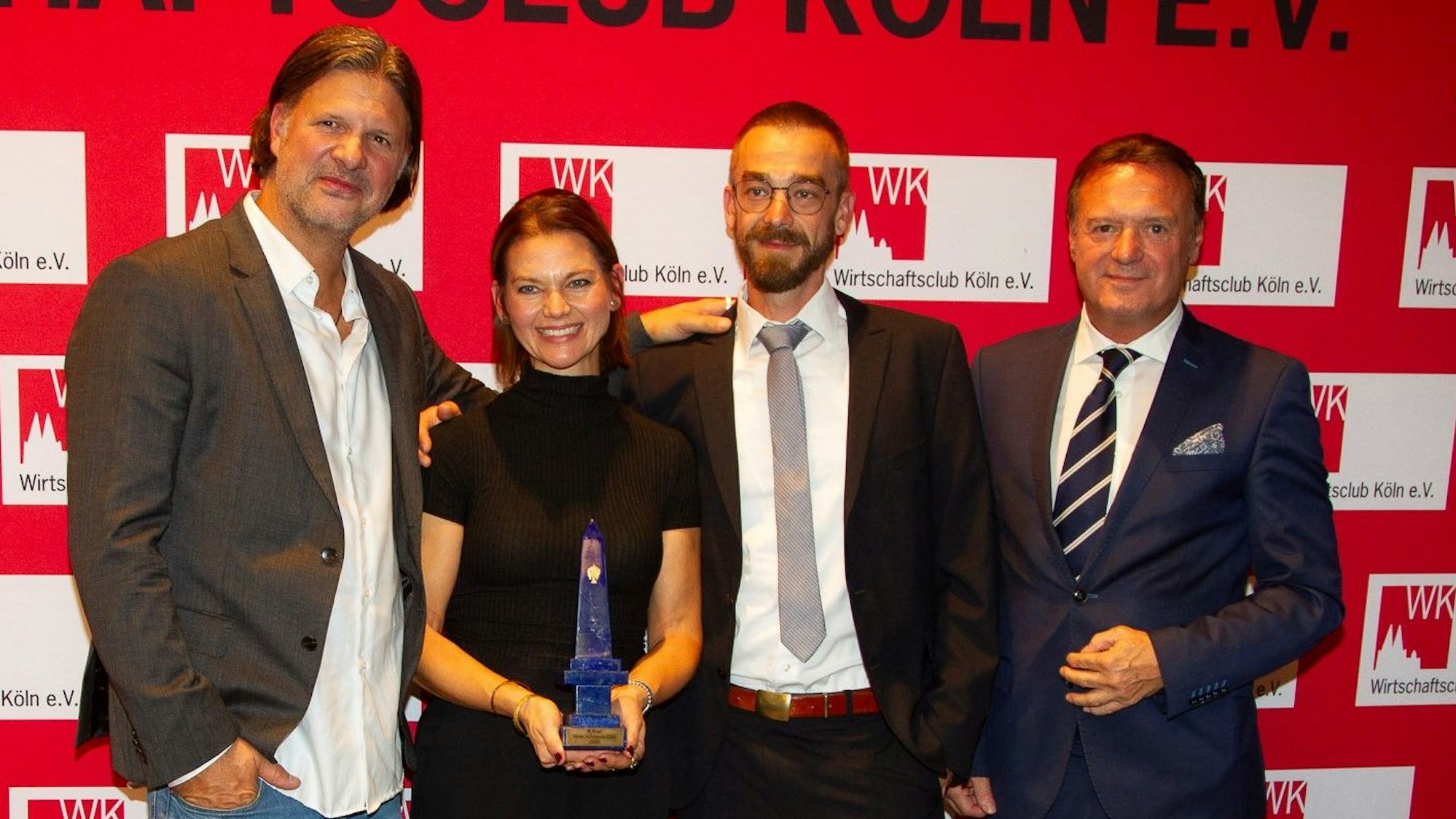 V.l. Pierre und Caroline Esser, Sven Mülchhalfen (Kölner Möbelwerkstätten) und Christian Kerner (Wirtschaftsclub Köln)