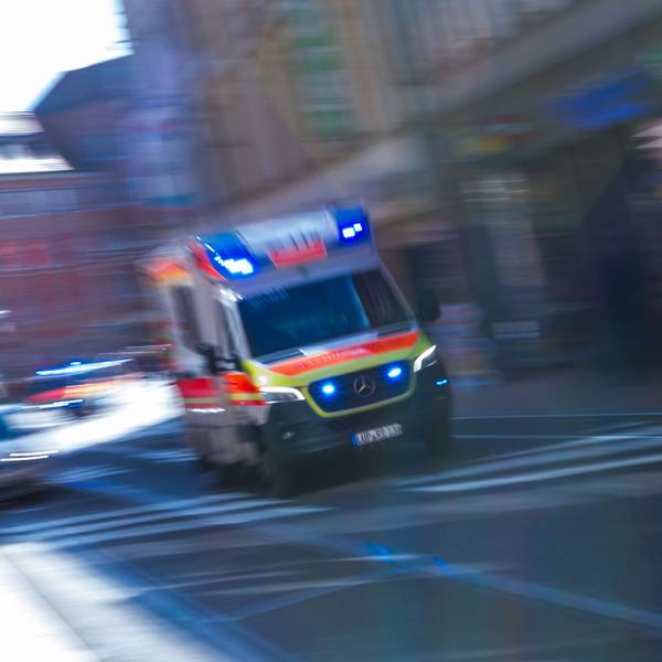 Ein Rettungsfahrzeug ist mit Blaulicht auf einer Straße unterwegs. (Symbolfoto).
