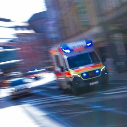 Ein Rettungsfahrzeug ist mit Blaulicht auf einer Straße unterwegs. (Symbolfoto).