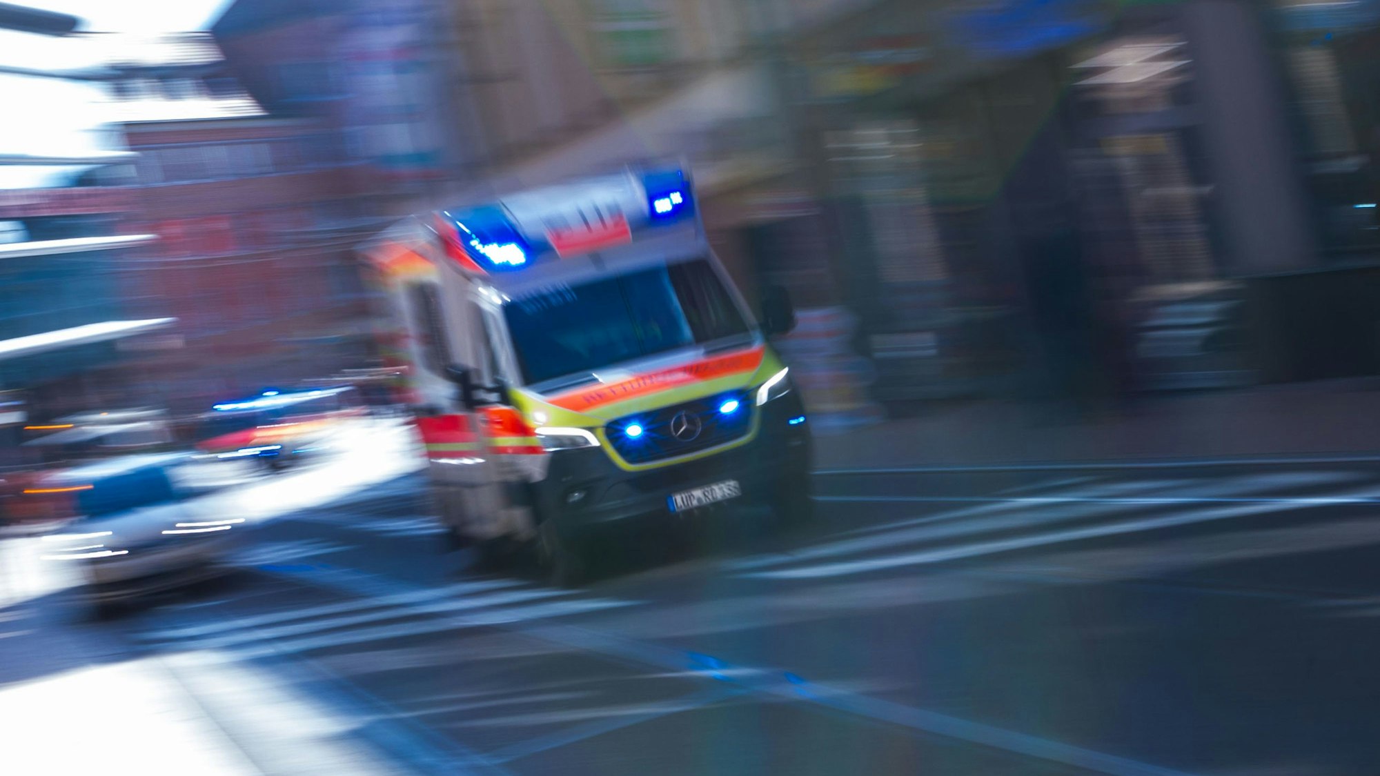 Ein Rettungsfahrzeug ist mit Blaulicht auf einer Straße unterwegs. (Symbolfoto).