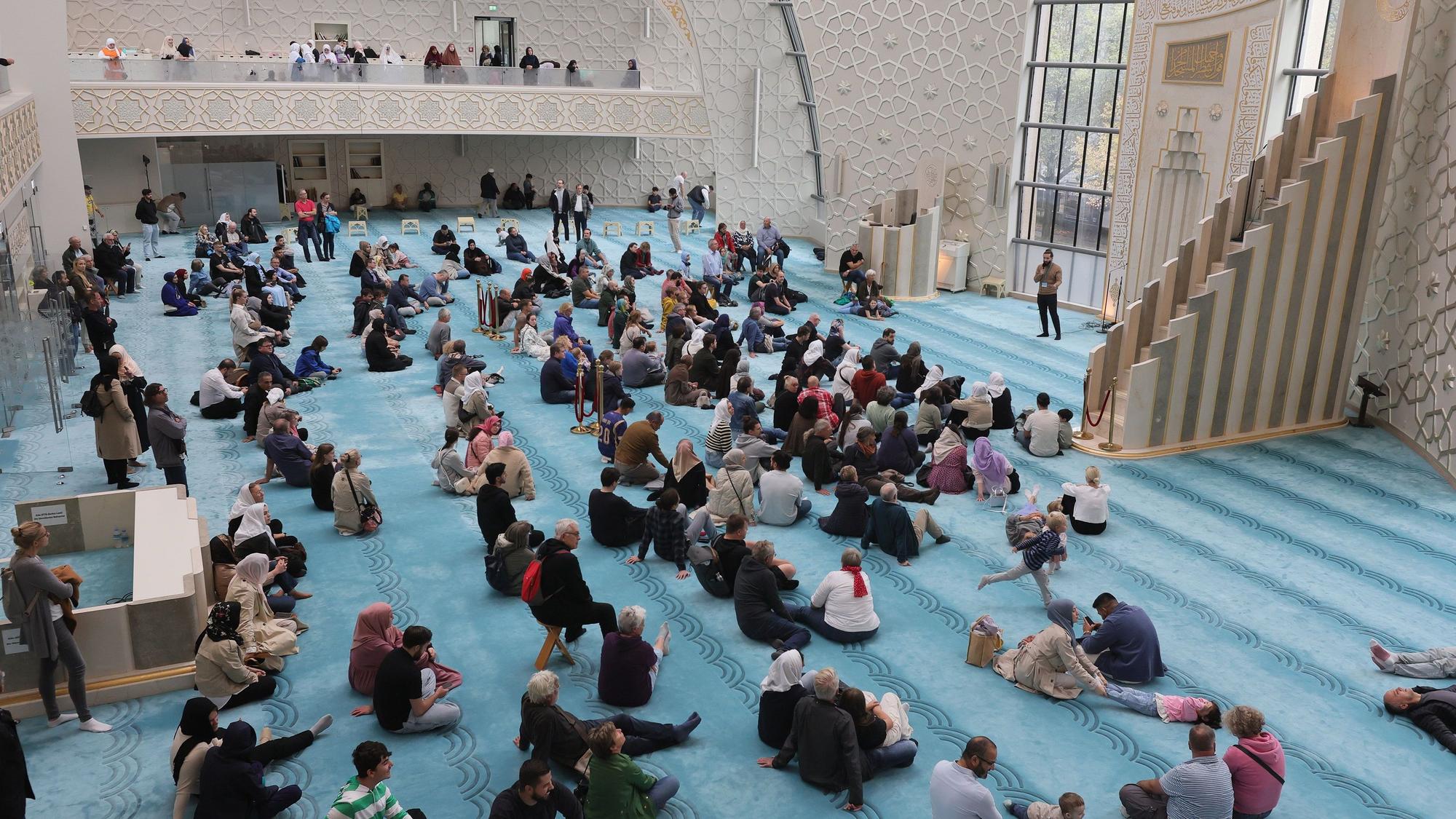 Menschen sitzen auf dem Boden in der Zentralmoschee in Ehrenfeld am Tag der offenen Moschee. (Archivbild)