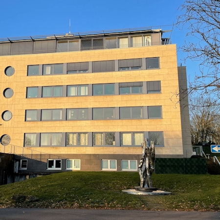 Das Lindlarer Rathaus im Morgenlicht.