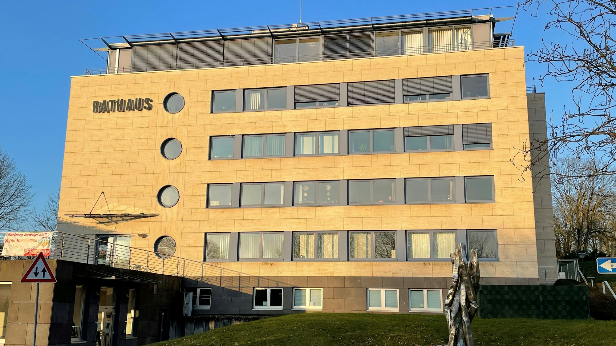 Das Lindlarer Rathaus im Morgenlicht.