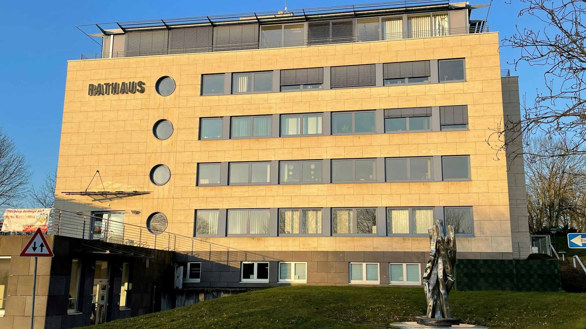 Lindlar. Das Lindlarer Rathaus im Morgenlicht.