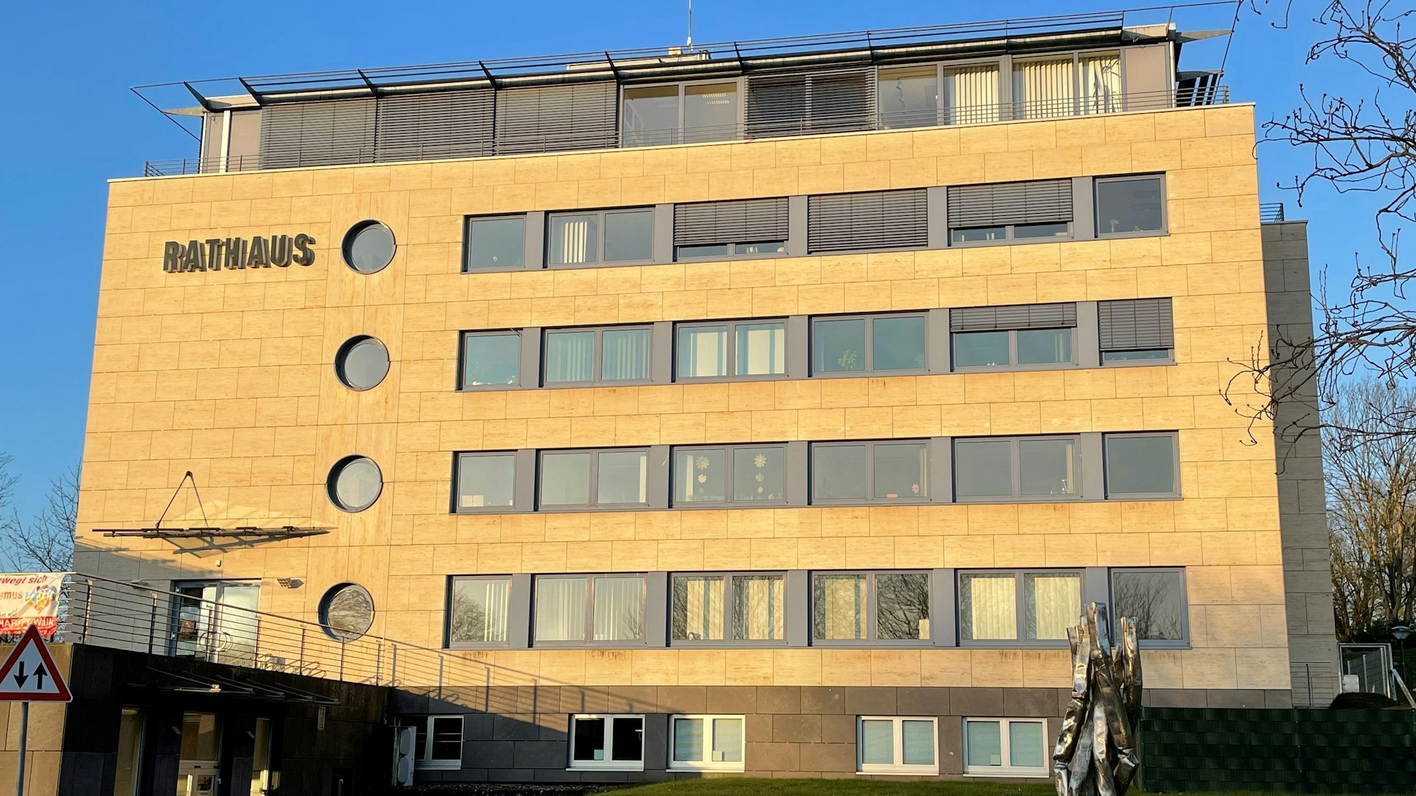 Das Lindlarer Rathaus im Morgenlicht.