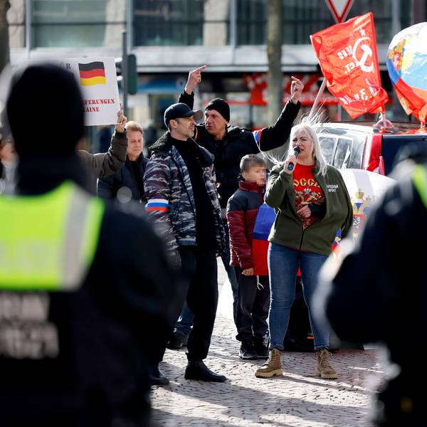 Elena Kolbasnikova und ihr Ehemann Max Schlund bei einer pro-russischen Demonstration auf dem Rudolfplatz.