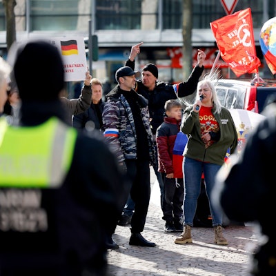 Elena Kolbasnikova und ihr Ehemann Max Schlund bei einer pro-russischen Demonstration auf dem Rudolfplatz.