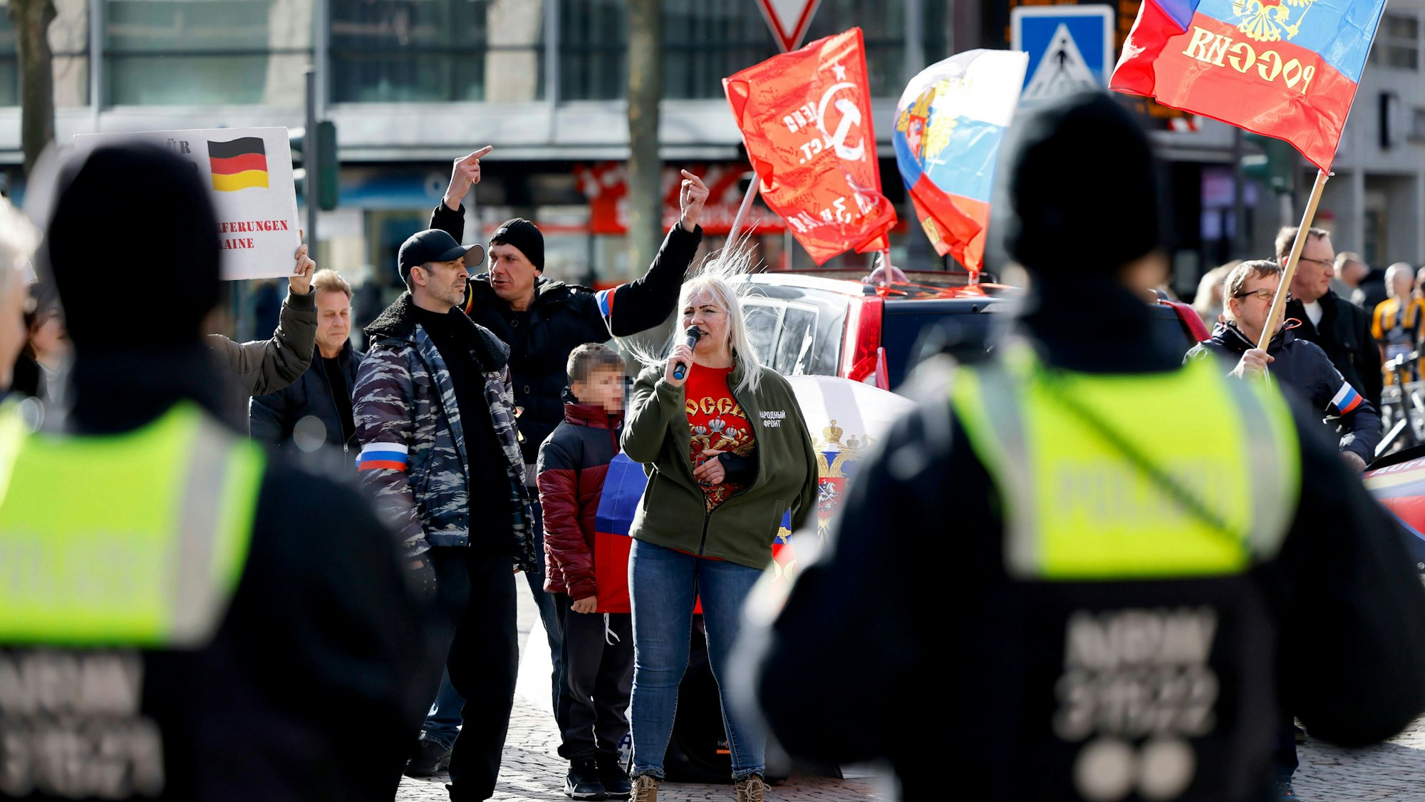 Elena Kolbasnikova und ihr Ehemann Max Schlund bei einer pro-russischen Demonstration auf dem Rudolfplatz.