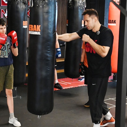 Felix Sturm trainiert in seinem Box-Fitnessstudio mit Jugendlichen
