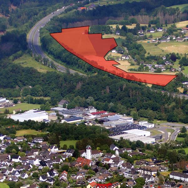 In einem Luftbild von Overath-Vilkerath und Umgebung ist die Fläche eines geplanten Großsolarkraftwerks rot eingezeichnet.