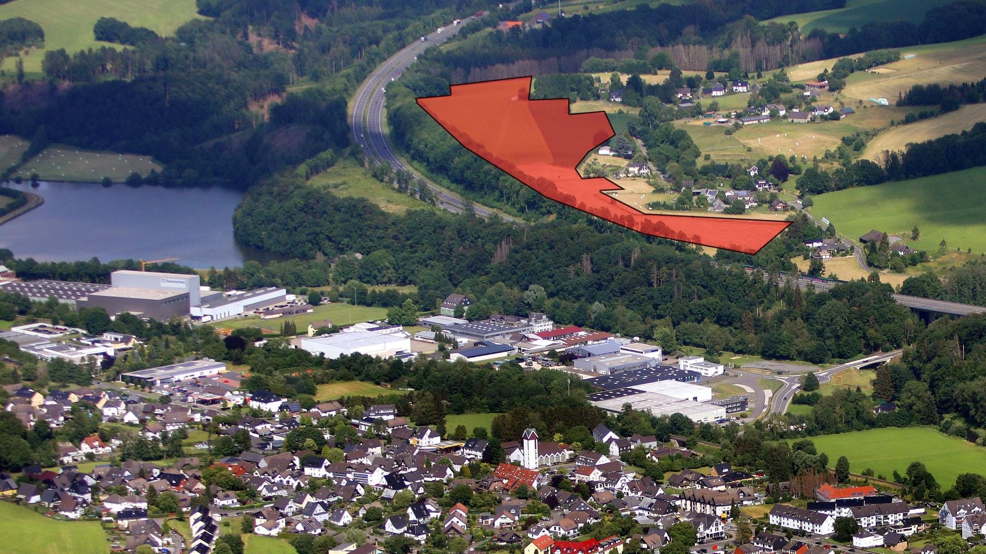 In einem Luftbild von Overath-Vilkerath und Umgebung ist die Fläche eines geplanten Großsolarkraftwerks rot eingezeichnet.