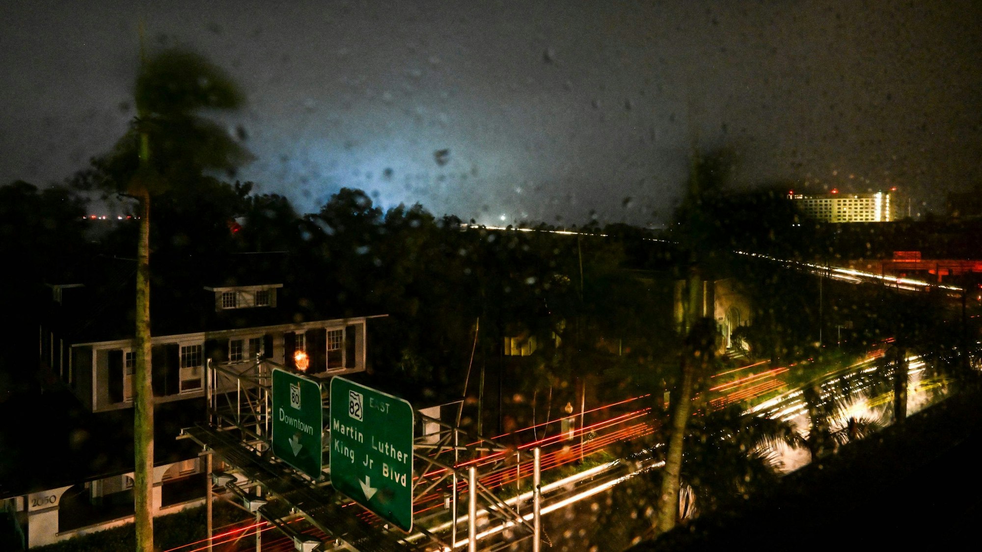 Ein Stromtransformator explodiert und erzeugt ein Licht im Hintergrund, als der Hurrikan Milton am 9. Oktober 2024 in Fort Myers, Florida, an Land geht.