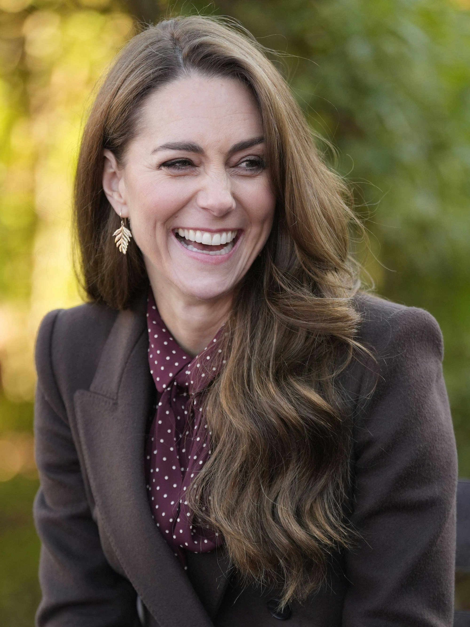 Prinzessin Kate lacht, während sie bei einem Besuch im Southport Community Centre mit Mitgliedern des Rettungsdienstes spricht.