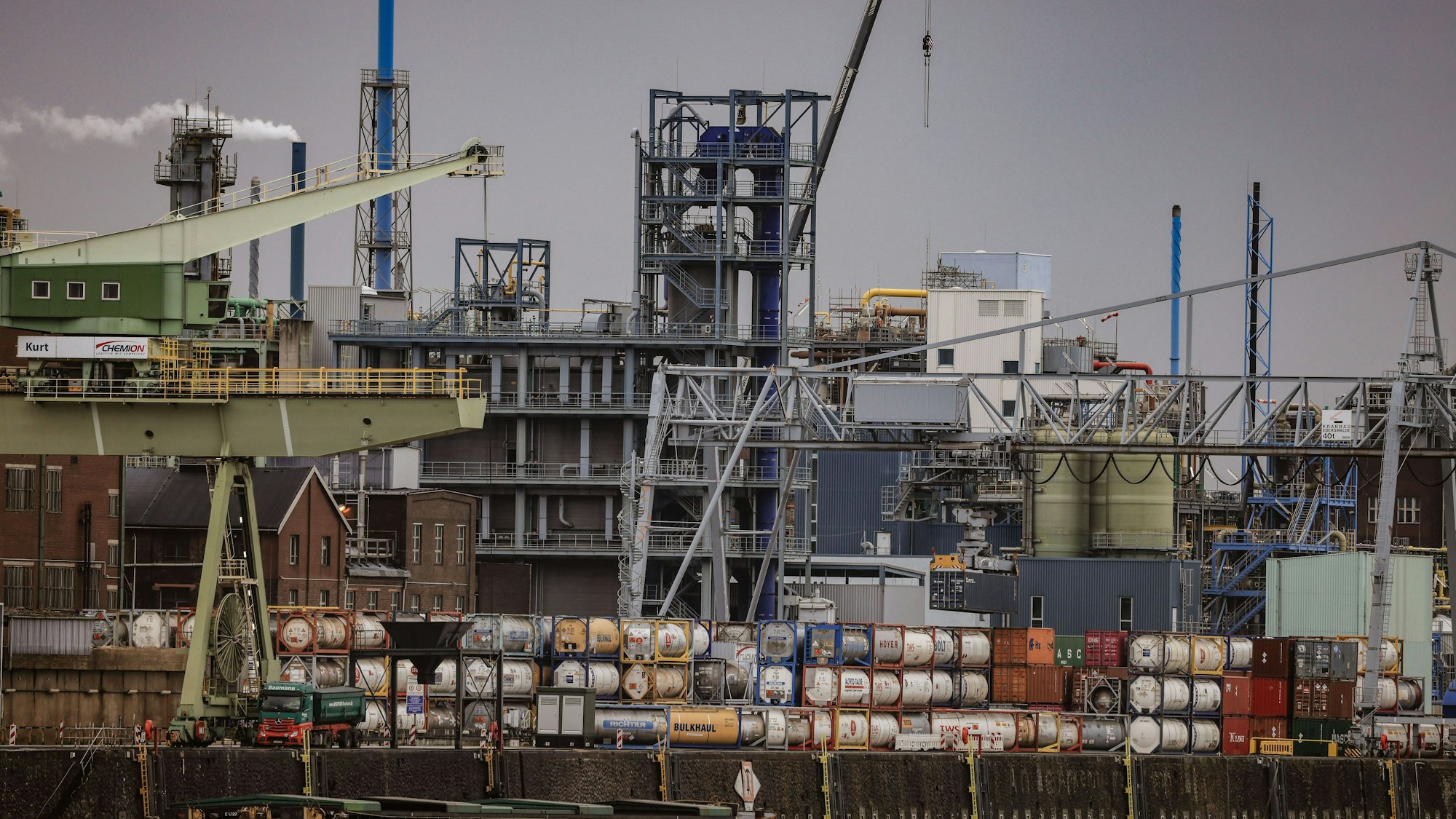 Container stehen im Chempark Leverkusen von Köln aus gesehen vor Industrieanlagen.