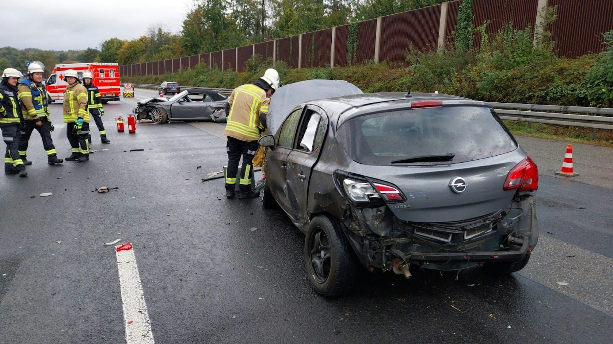 Gegen 9.30 Uhr waren zwischen der Abfahrt Lohmar-Nord und dem Rastplatz Sülztal zwei Autos zusammengestoßen.